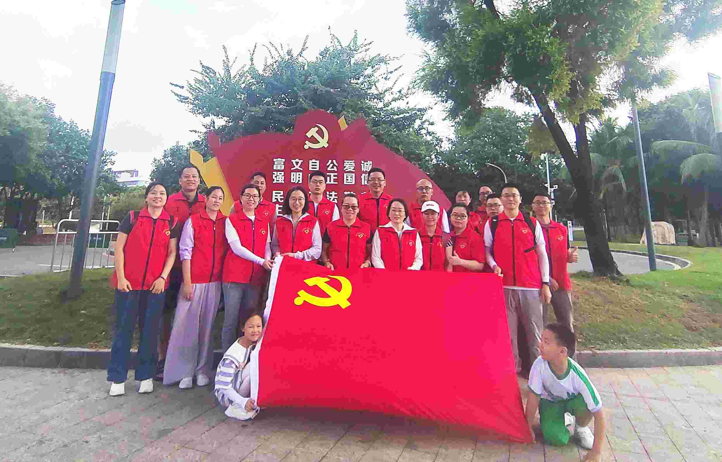 低碳环保 守护海洋|深圳华通威党支部开展净滩主题党日活动